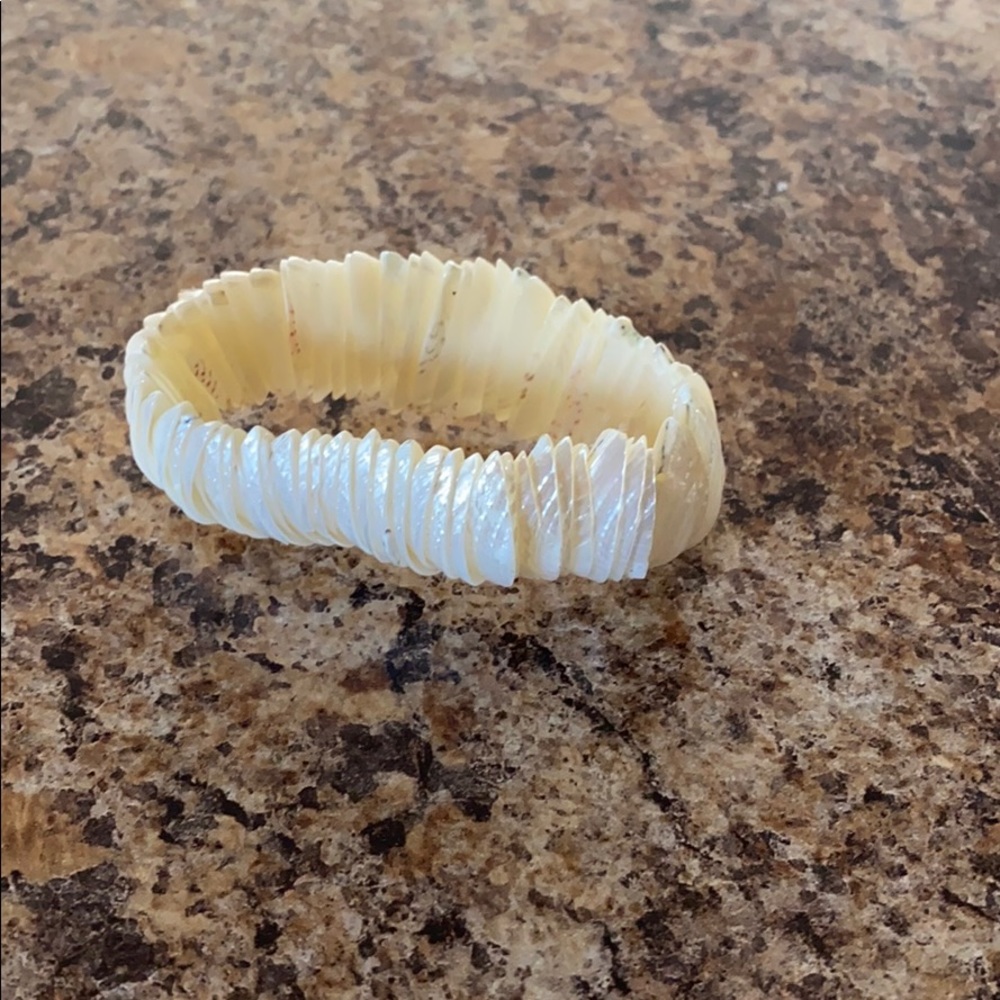 Elastic shell bracelet - Picture 1 of 2